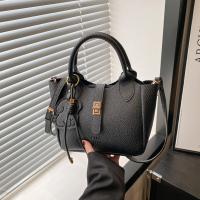 Bolso de mano elegante con forma de cubo cruzado inclinado, bolso de mano con colgante de cachorro para mujer, bolso de hombro de cuero de PU de alta gama con patrón de lichi, primavera y verano - details 11