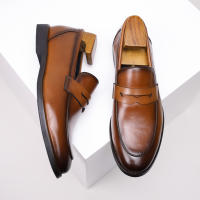 Mocasines de cuero estilo británico casual negro con un pedal y gorro. - details 18