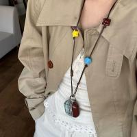 Retro marrón - cuello a cuadros azul - estuche para auriculares Bluetooth colgante. Es una funda protectora de silicona suave adecuada para Apple AirPods 4, AirPods Pro 1/2 y AirPods 3. - details 1