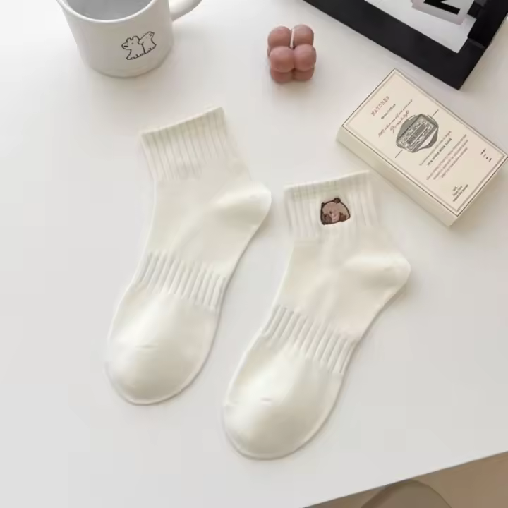 Calcetines cómodos de capibara de dibujos animados, calcetines de algodón elásticos suaves, medias blancas transpirables de verano para uso diario - 1