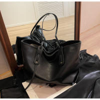 Bolso de gran capacidad retro premium, bolso de hombro simple y explosivo para mujer, bolso de mano para llevar bajo el brazo. - details 9