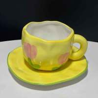 Rejilla pintada a mano con bajo esmalte, floretes de tulipán, cielo azul y nubes blancas, taza y platillo de café, taza y platillo de cerámica irregular exprimidos a mano - details 5