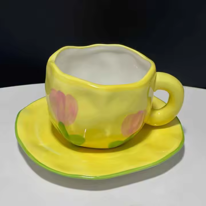 Rejilla pintada a mano con bajo esmalte, floretes de tulipán, cielo azul y nubes blancas, taza y platillo de café, taza y platillo de cerámica irregular exprimidos a mano - 1