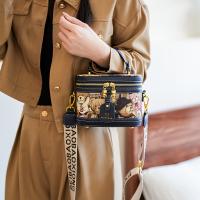 Bolso de Cubo para Mujer con Diseño de Oso Bolso de Mano Elegante con Correa Ajustable, Cierre de Cremallera, Herrajes de Tono Dorado Pink/Brown/Blue Bolso Casual - details 1