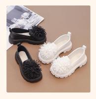 Zapatos de cuero informales para niñas, zapatos planos sin cordones para niños, mocasines de fiesta negros para la escuela, primavera y otoño, bola peluda bonita, 2025 - details 1