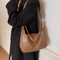 Bolso de hombro estilo vintage en colores negro, caqui y café con correa de cadena y cierre de cremallera - details 5