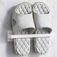 Toallero duradero sin rastro montado en la pared, estante de plástico sin perforaciones para zapatos, escurridor de almacenamiento multifuncional blanco detrás de la puerta - details 1
