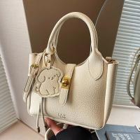 Bolso de mano elegante con forma de cubo cruzado inclinado, bolso de mano con colgante de cachorro para mujer, bolso de hombro de cuero de PU de alta gama con patrón de lichi, primavera y verano - details 17