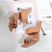 Tacones altos versátiles con punta cuadrada y tacón de aguja con tiras tejidas de una línea para pantuflas de gran tamaño. - details 12