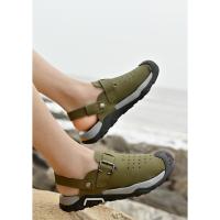 Verano dos usan zapatillas de playa, sandalias deportivas al aire libre y zapatos de montañismo. - details 26