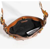 Bolso de mujer premium sense versátil retro hebilla decoración de un solo hombro bandolera bolso de cubo - details 5