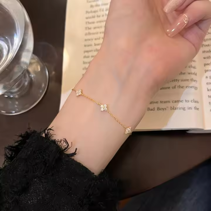 Brazalete con diseño de trébol de cuatro hojas, elegante brazalete decorado con diamantes de imitación para mujeres y niñas, joyería de moda para fiestas, decoración diaria, joyería exquisita y de moda para regalo de cumpleaños - 1