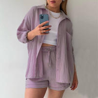 Conjunto de dos piezas para mujer, camisa de manga larga con cuello vuelto de tela arrugada, pantalones cortos con cordón de cintura alta, moda informal de talla grande - details 6