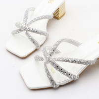 Sandalias de tacón con tira fina y strass - details 10