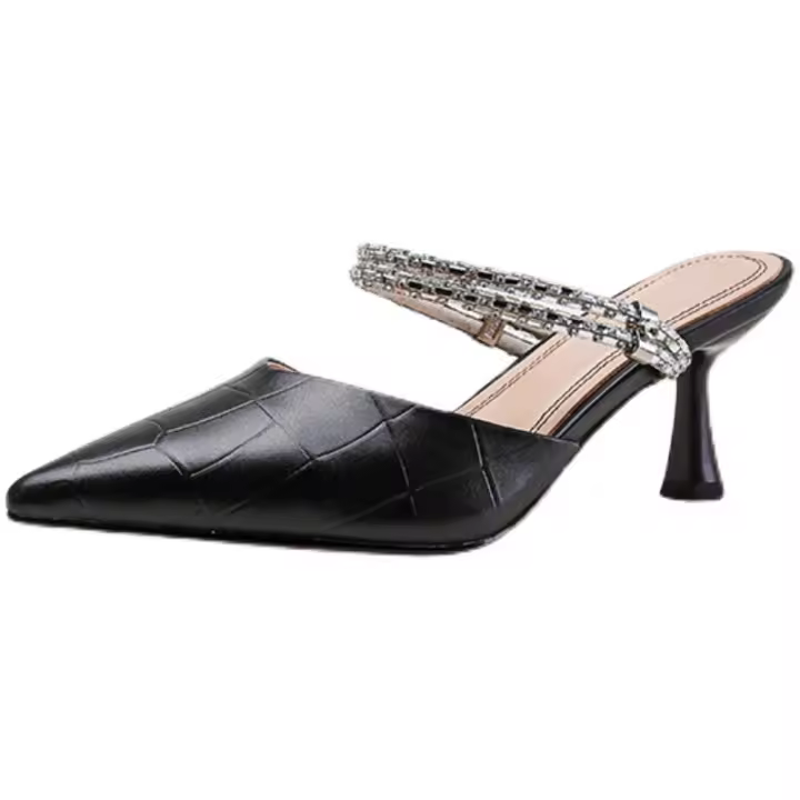 Baotou usa tacones de aguja y zapatillas con pedrería. - 1