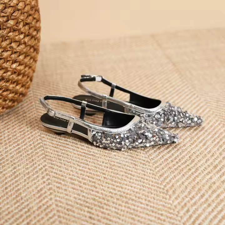 Zapatos de tacón bajo puntiagudos con lentejuelas plateadas - 1