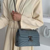 Bolso de hombro cuadrado pequeño y elegante para mujer - Bolso de PU acolchado estructurado con cierre magnético, correa de cadena de metal ajustable, disponible en azul/negro - Bolso de mano para el día a día y de noche para el trabajo, citas, fiestas - - details 7