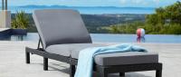 Banco de Jardín Moderno para Dos Personas, Estructura de Aluminio Resistente, Banco de Jardín, Asiento de Poliestireno Efecto Madera, Ideal para Patio y Terraza Exterior - Oscuro/Blanco - details 0