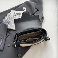 Elegante bolso de sillín bicolor para mujer - Colección elegante de primavera, lujo ligero, diseño de media luna con correa negra ajustable y cierre de cremallera, para llevar al hombro o cruzado, bolso - details 4