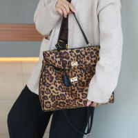 2025 nuevo bolso de mensajero de hombro portátil de gran capacidad con estampado de leopardo, bolso de mano premium para viajeros, bolso Kelly multifuncional - details 6