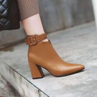 Botines de tacón alto con cremallera abierta en forma de V y correa con hebilla grande y puntiagudos elegantes de cuero marrón para mujer - details 1
