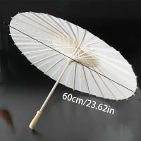 Un paraguas de papel blanco para decoración de bodas - sombrilla nupcial tradicional china hecha a mano - accesorio fotográfico y accesorio de fiesta - details 1