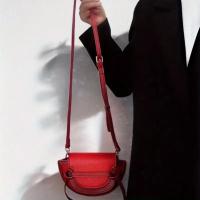 Bolso bandolera ajustable para mujer - Poliéster duradero de color rojo vibrante, compartimento espacioso para teléfono, lápiz labial y documento de identidad - Elegante y funcional para el desplazamiento diario, compras, trabajo - details 6