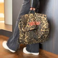 Mochila de lona con estampado de leopardo de gran capacidad con diseño inspirado en mezclilla, correas ajustables - Elegante bolso de viaje y estudiante con gráfico "TAKE EAST", mochila de viaje - details 1
