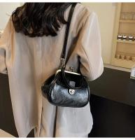 Elegante bolso cruzado negro para mujer, bolso de hombro retro chic con cierre dorado, perfecto para la moda de otoño e invierno - details 7