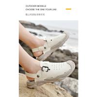 Verano dos usan zapatillas de playa, sandalias deportivas al aire libre y zapatos de montañismo. - details 17