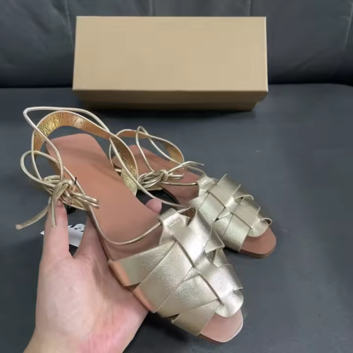 2025 Nuevo Oro Pantuflas Sandalias Hueco Punta Abierta Nuevo Hueco Punta Abierta Sandalias Correa Cruzada Flip Flops Plano Femenino - 1