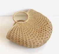 Producto al por mayor, bolso de mano de playa con hombro de señora de verano medio redondo de Color sólido Simple ahuecado, bolso de mano de paja tejido - details 2