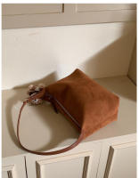 Bolso bandolera retro de gamuza para mujer de la colección europea - Bolso de hombro ajustable color café con cierre de cremallera, bolso minimalista para ir al trabajo, bolso bandolera informal, bolso de diseño europeo, acabado de textura suave - details 5