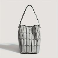 Bolsa de Tote Hexagonal Geométrica Material PVC Duradero Cierre Magnético - details 1