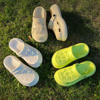 Las suelas gruesas de los nuevos zapatos con agujeros se realzan y las sandalias de playa se usan afuera. Son casuales y versátiles, y se sienten medio arrastrados al pisar mierda. - details 1