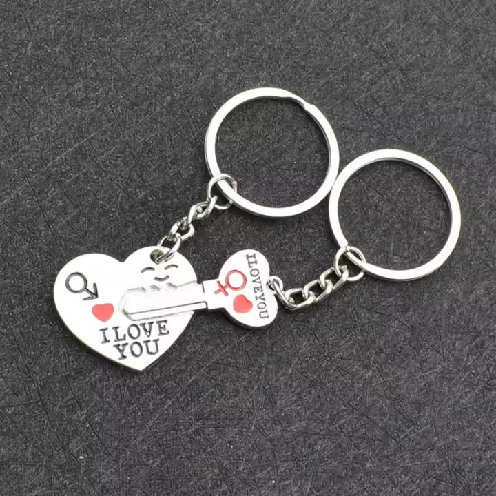 Llavero de pareja creativo plateado con diseño de corazón y llave para regalo de boda y accesorio de moda romántico. - 1