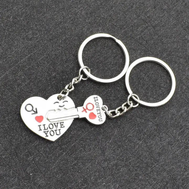 Llavero de pareja creativo plateado con diseño de corazón y llave para regalo de boda y accesorio de moda romántico. - 1