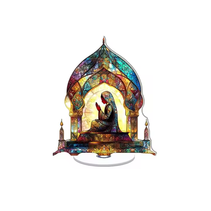 Exhibición acrílica giratoria con intrincados patrones de vidrieras de una lámpara de Ramadán y una persona rezando, con colores vibrantes y detalles brillantes. - 1