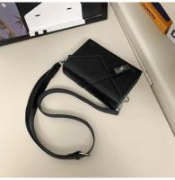 Bolso cuadrado pequeño negro premium, bolso mensajero versátil para hombres y mujeres, bolso de cuero simple tipo caja, bolso de hombro de moda popular para jóvenes. - details 33