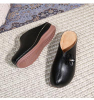 2025 Zapatos de mujer de suela blanda hueca europeos y americanos para pies gordos y anchos, nuevos zapatos de playa Baotou de alta gama de verano para mujer con suelas gruesas y medias pantuflas - details 38