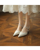 Baotou usa tacones de aguja y zapatillas con pedrería. - details 6