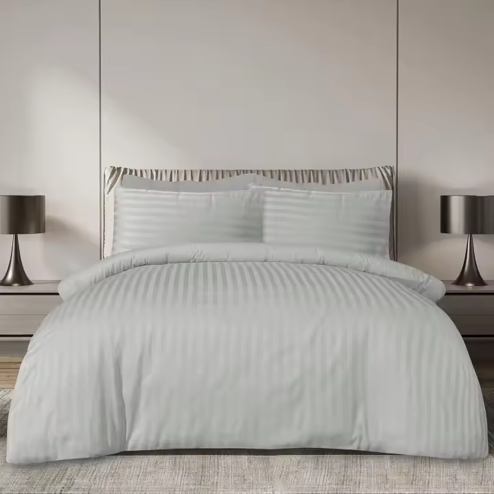 Juego de funda nórdica Sleepdown de 225 hilos de poliéster satinado a rayas de calidad hotelera suave con fundas de almohada plateadas, tamaño Super King - 1