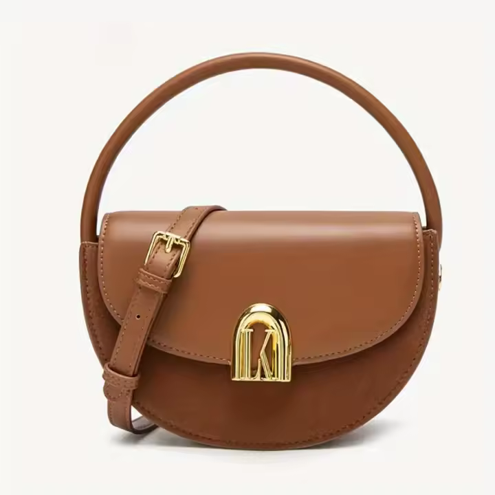 Bolso de sillín para mujer - Bandolera ajustable con herrajes en tono dorado, marrón y beige, perfecto para desplazamientos y salidas informales, elegante diseño de media luna, forro de poliéster duradero - 1
