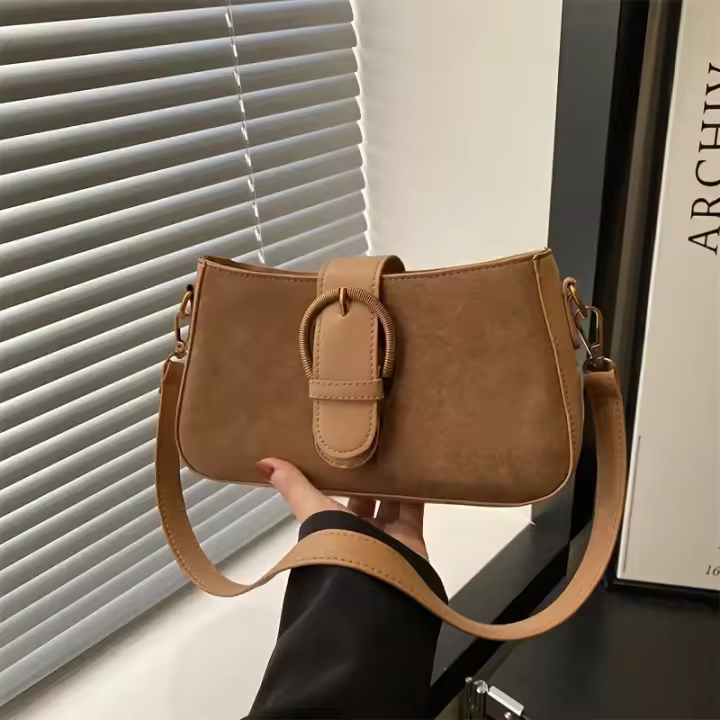 Bolso bandolera ligero para mujer con correa ajustable - Bolso cuadrado pequeño, cierre a presión, disponible en beige/tan/rojo/negro - Uso diario y formal, regalo perfecto para ella, bolso bandolera, bolso moderno y elegante, herrajes dorados, accesorio - 1