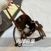Bolso bandolera para teléfono de inspiración vintage para mujer - Cierre magnético, correa ajustable, color beige, diseño elegante y funcional para uso diario - details 2