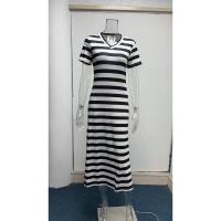 Vestido de mujer con abertura y estampado de rayas, escote en pico, manga corta, estilo casual, corte A, largo hasta media pantorrilla. - details 0