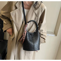 Bolso de mano de mujer nuevo de primavera y otoño de nicho de moda 2025, bolso de hombro versátil de moda, bolso de cubo tejido. - details 25