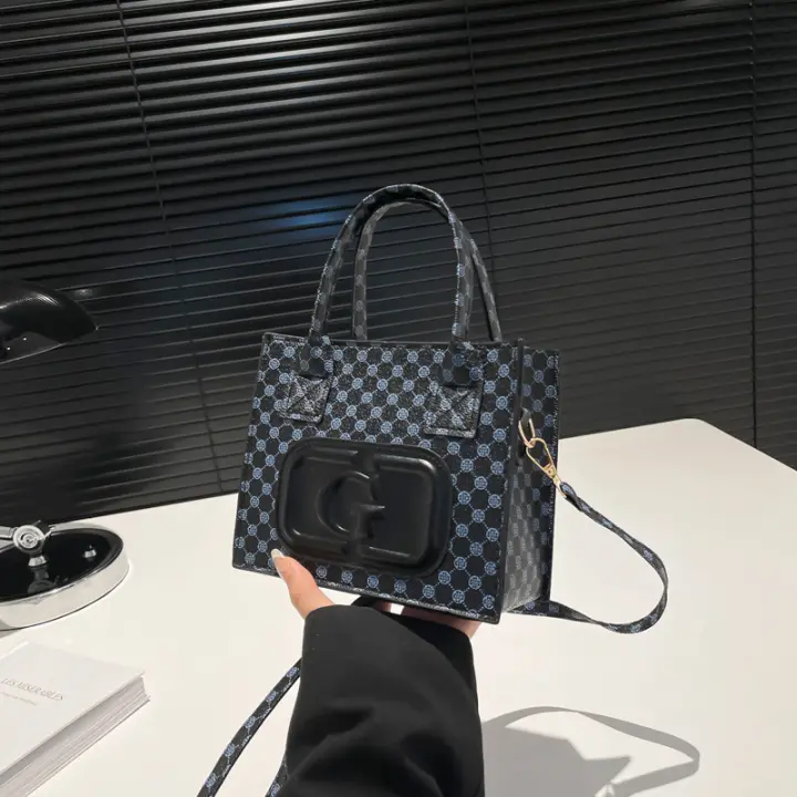 Bolso de mano de lujo ligero para mujer, bandolera de un solo hombro, combina con todo, a la moda, primavera 2025 - 1