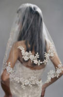 Vestido de novia corto de doble capa, velo de novia con peineta y correa de perlas - details 1