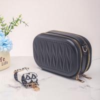 Neceser de viaje moderno de piel sintética, bolso bandolera cuadrado portátil, diseño acolchado con correa, organizador de artículos de tocador impermeable - details 2